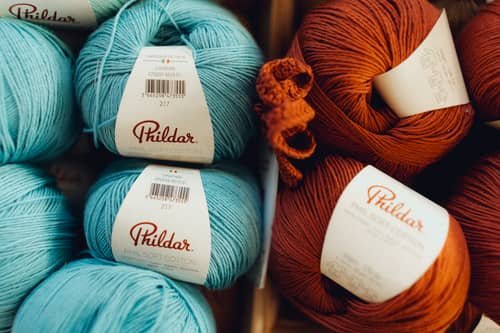 Pelotes de laine Phildar sur une étagère